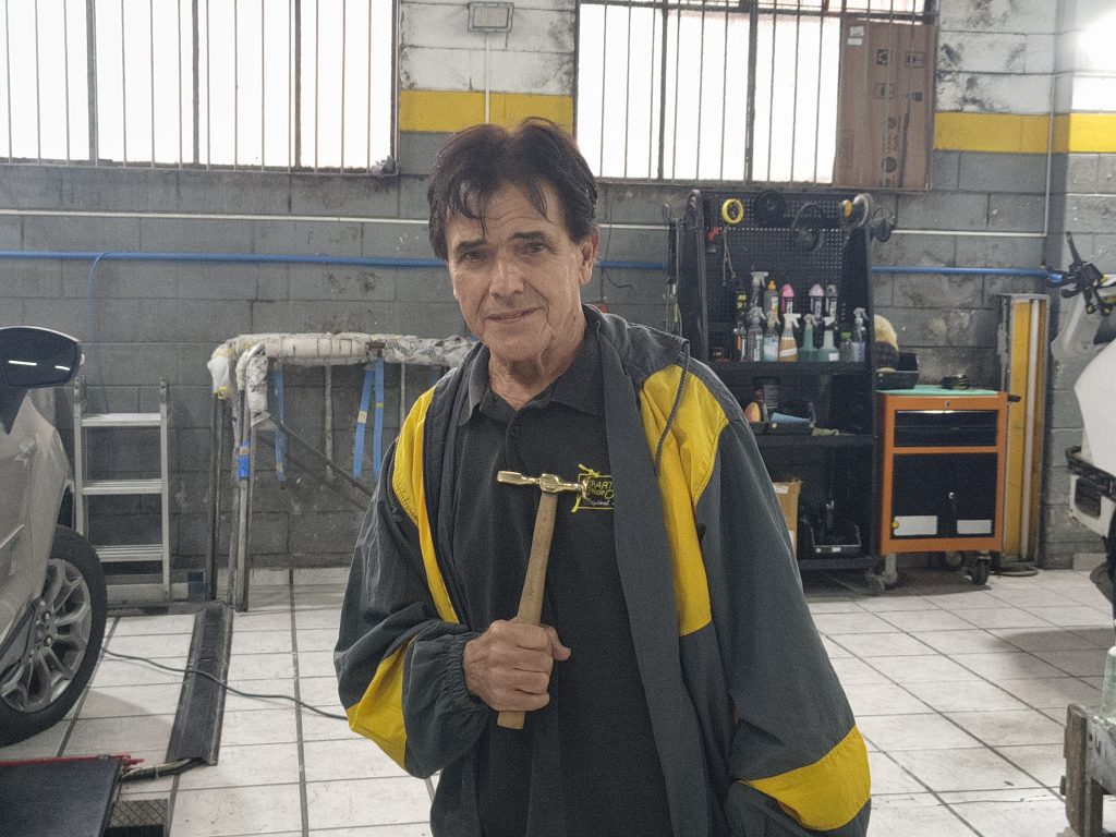 Pedro Santana em sua oficina em São Bernardo do Campo.